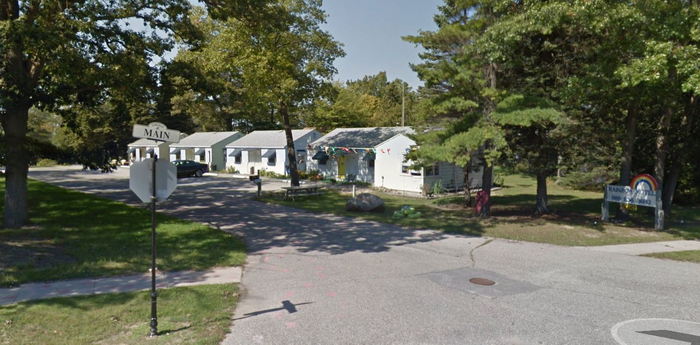 Rainbow Motel (Rainbow Cottages) - 2020 Street View (newer photo)